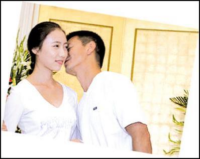 吴若甫与女友喜结连理 纸条当戒指