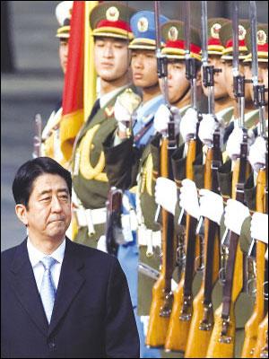 安倍访华特意留宿北京 外媒关注中日