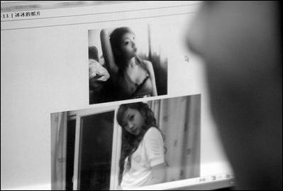 网络<em>美女</em>的人生观:<em>脱衣服</em>拍照片上传很正常