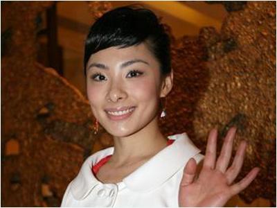 戒指戴在右手食指上,一般表示此人是单身贵族