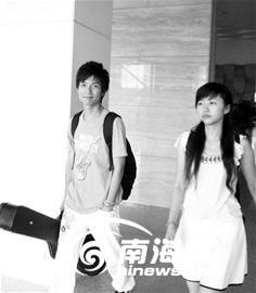 面对<em>一女</em>粉丝<em>亲吻</em>要求,快男陈楚生腼腆婉拒