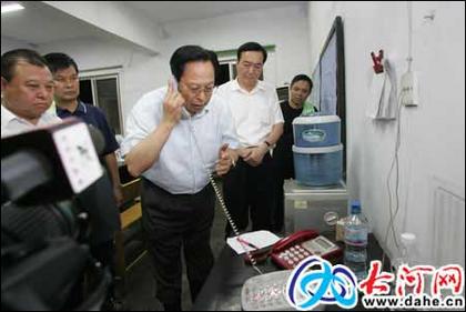 河南省委书记与透水事故被困矿工通电话