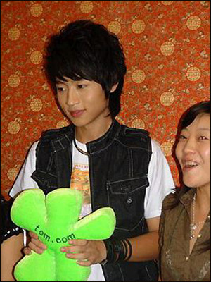 魏晨想保持内向性格,与何洁对唱像拍恐怖片