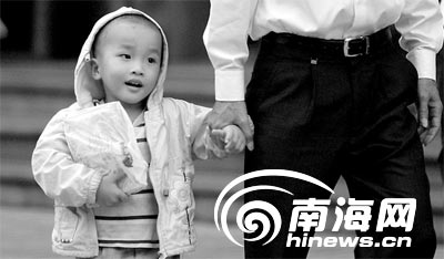 冷空气给海口带来丝丝寒意,稚童纷纷穿外套