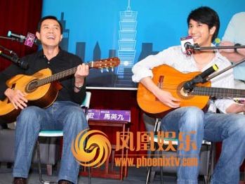王力宏、马英九同台,二人弹吉他唱英文老歌