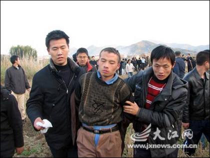 男孩网吧玩通宵困卧铁轨,被火车头撞碎脑袋