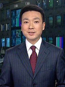 央视男主播康辉再度亮相《新闻联播》节目