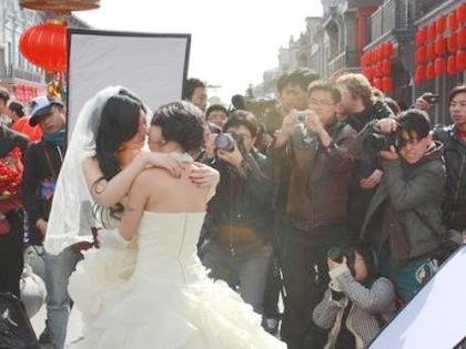 19岁漂亮女孩自拍裸体<em>照片</em>向父母勒索3万现金