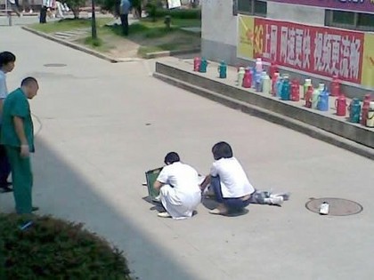 <em>男女</em>开房<em>做爱</em>被偷窥,裸体追出获赔精神损失费
