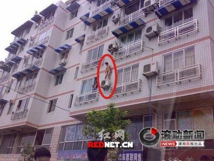 男子偷窥女性成瘾,向下看低胸向上看裙底