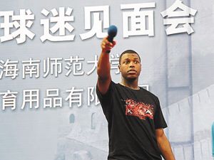 詹姆斯裸身玩跳水 勒布朗纵身一跃画面曝光