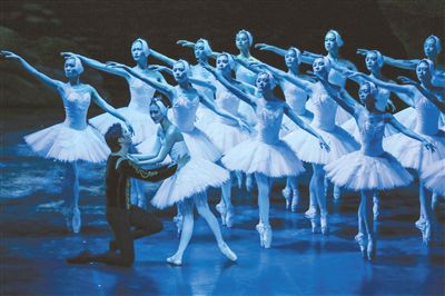 上海芭蕾舞團經典版《天鵝湖》走進海口
