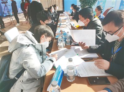 临高多所学校与求职者签订就业意向协议书
