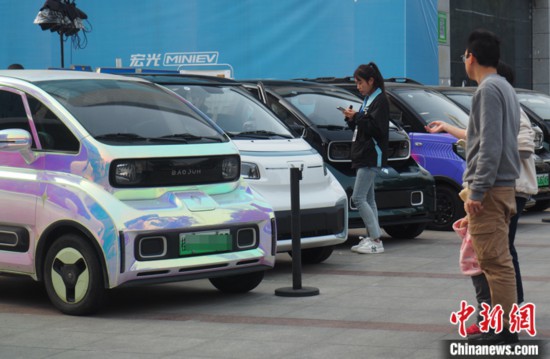 新能源汽车“颜值经济”趋热 中国车企解锁“潮改”新玩法