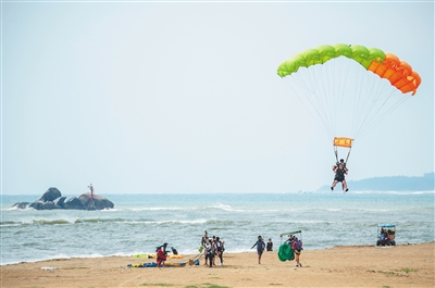 10月2日，游客在琼海市博鳌海滨体验滑翔伞。海南日报特约记者 蒙钟德 摄