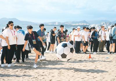 一名運動員在游藝區體驗沙灘足球。杜笑微攝（新華社發）