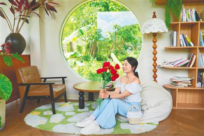 5月3日，游客打卡定安香草田园“最美书屋”。  海南日报全媒体记者 张茂 摄